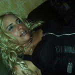 Stark geschminkte lockige Blondine