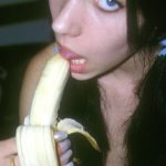 Frau isst Banane