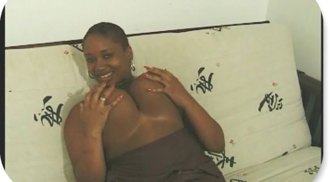 Afrikanisches Girl mit großen Busen